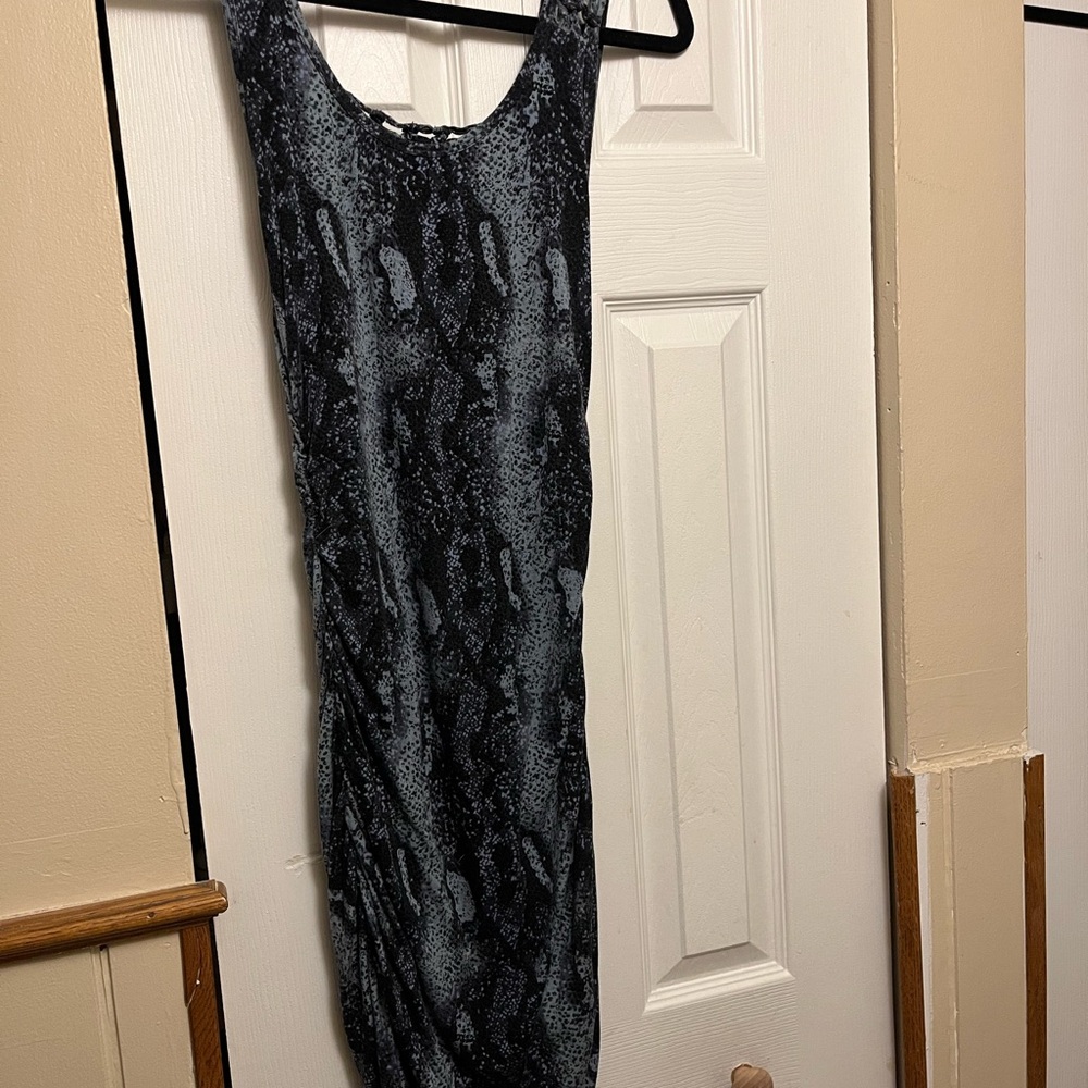Mid length body-con Guess dress size medium great condition